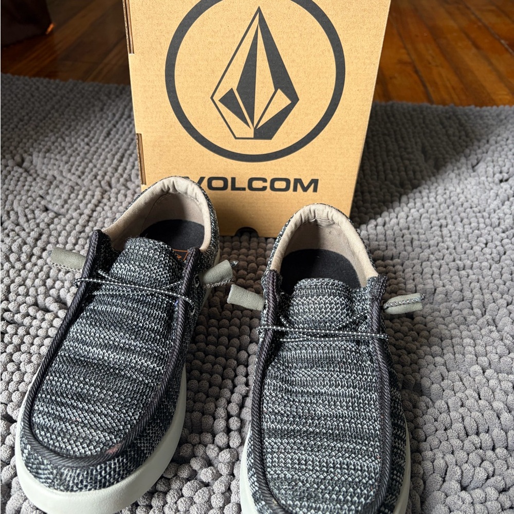 Volcom Knit Casual Slip-On Sneakers in Grey woman’s 7